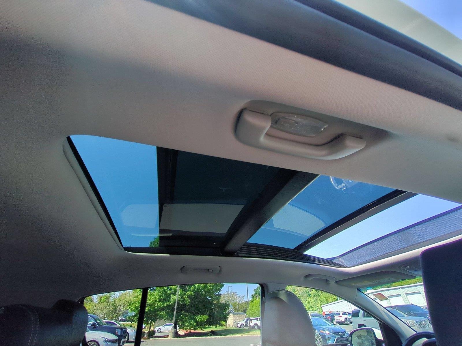 Used 2022 Snow White Pearl Kia EX image 37
