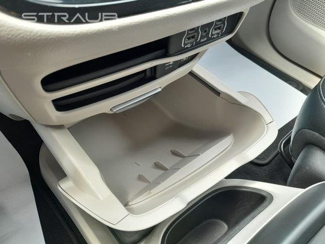 Used 2022 Brilliant Black Crystal Pearlcoat Chrysler Touring L image 25