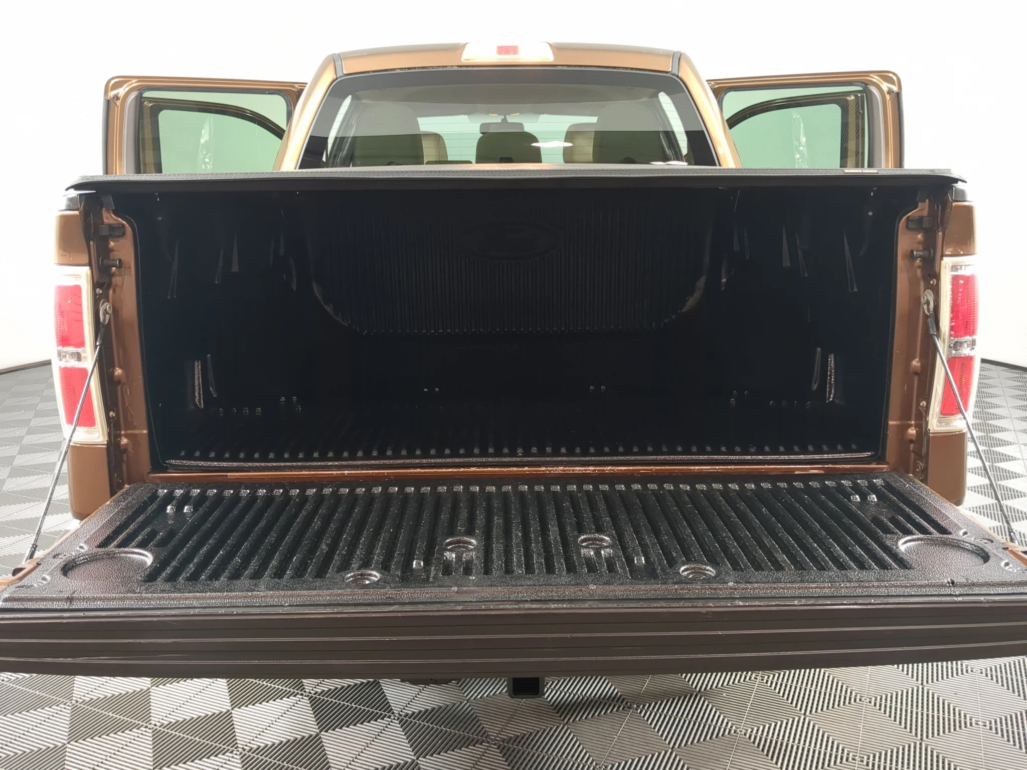 Used 2011 Golden Bronze Metallic Ford XLT image 18