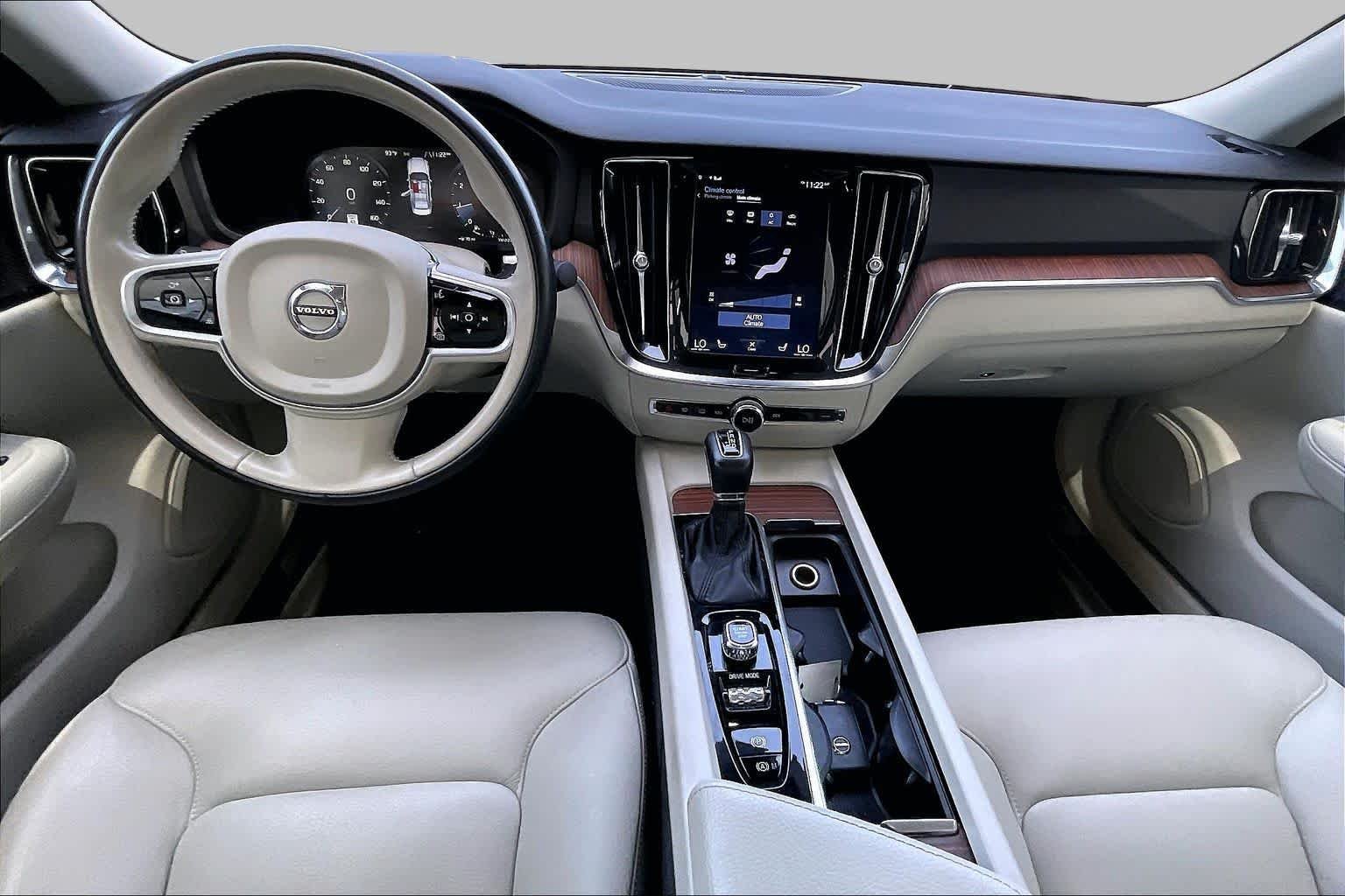 Used 2019 Denim Blue Metallic Volvo Momentum image 16