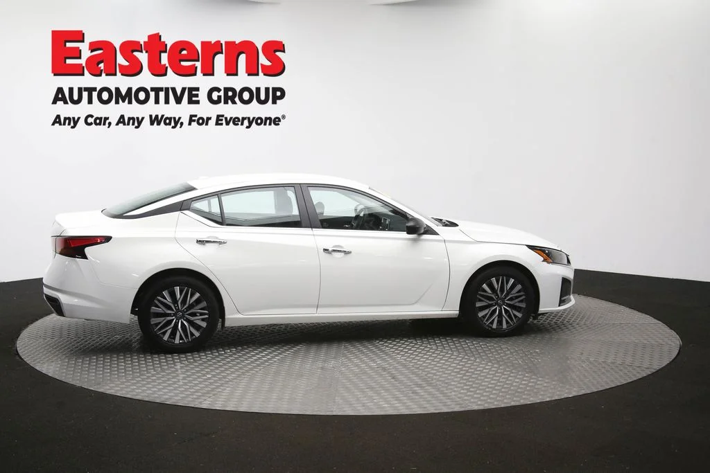 Used 2025 White Nissan 2.5 SV image 41