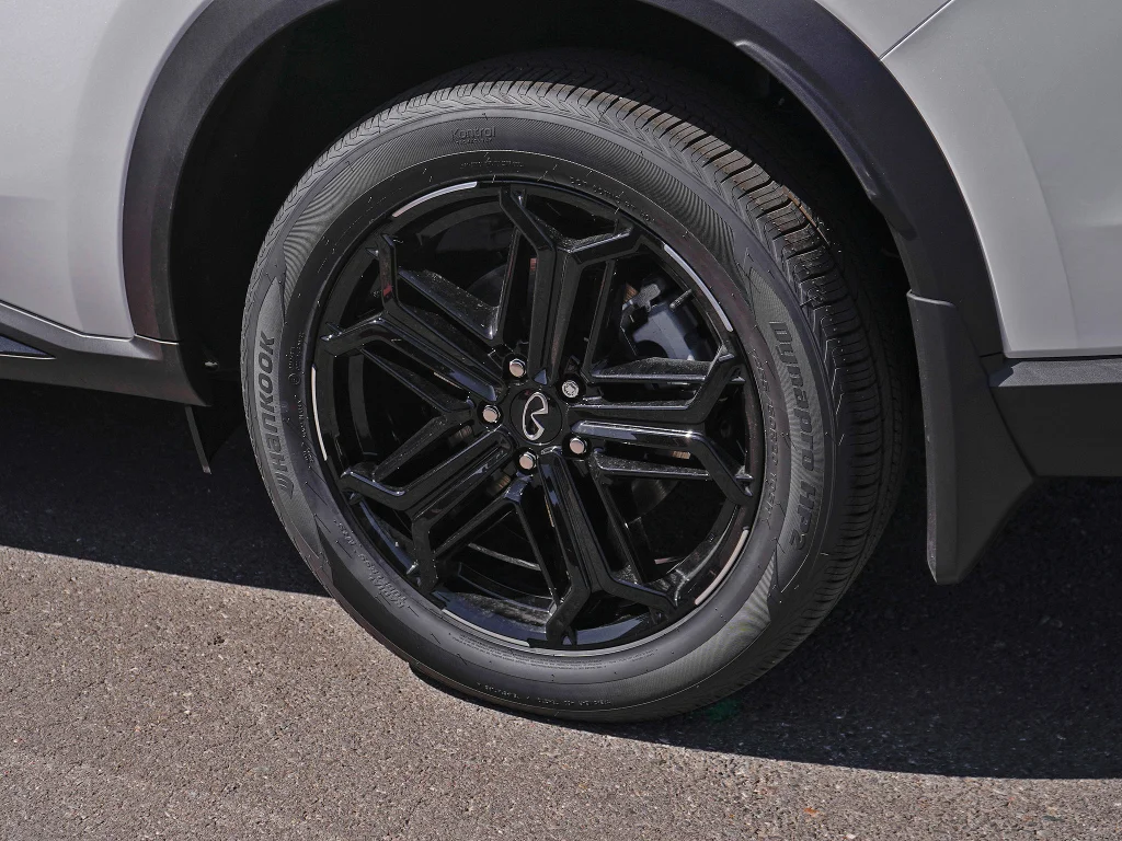 New 2027 2T RAD WHT INFINITI Sport AWD image 7