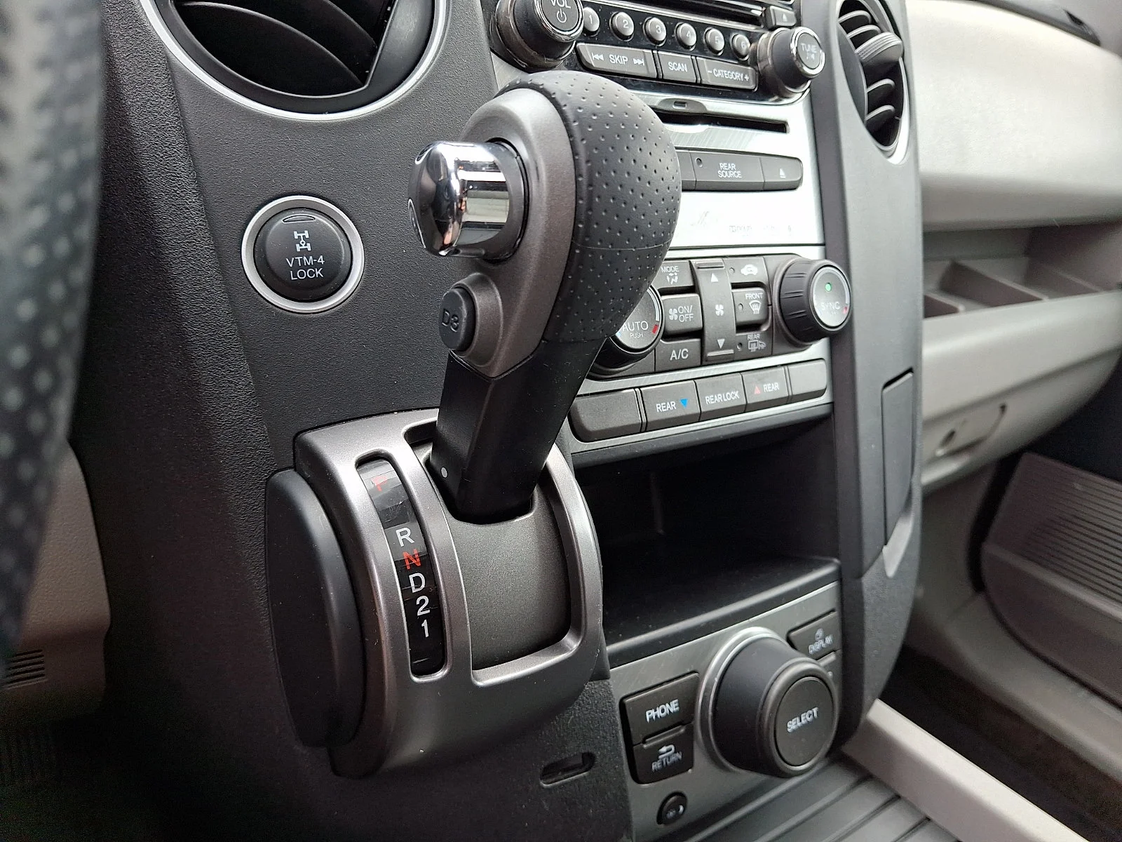 Used 2015 Modern Steel Metallic Honda SE image 16