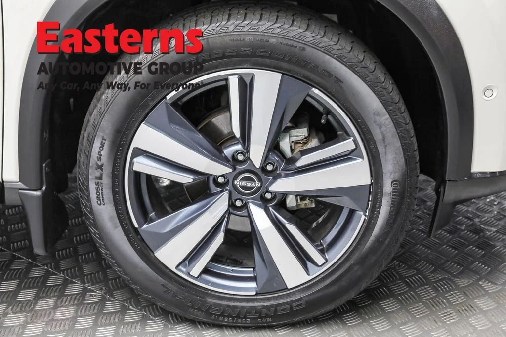 Used 2022 White Nissan SL image 31