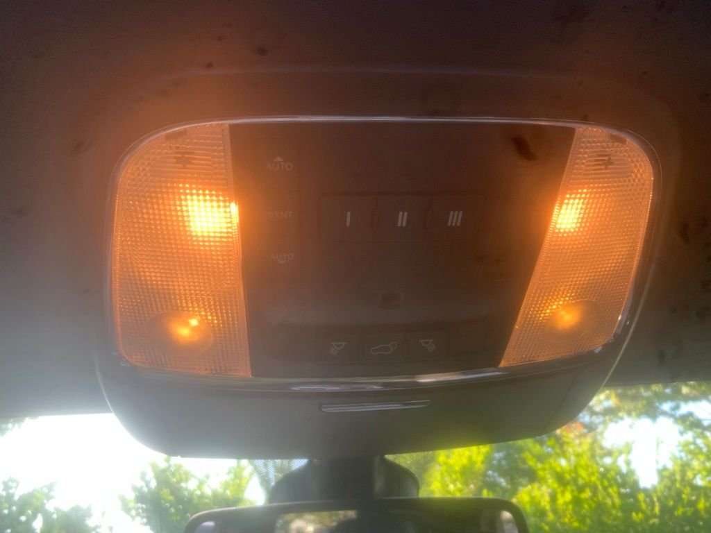 Used 2020 Diamond Black Crystal Pearlcoat Jeep Limited image 18