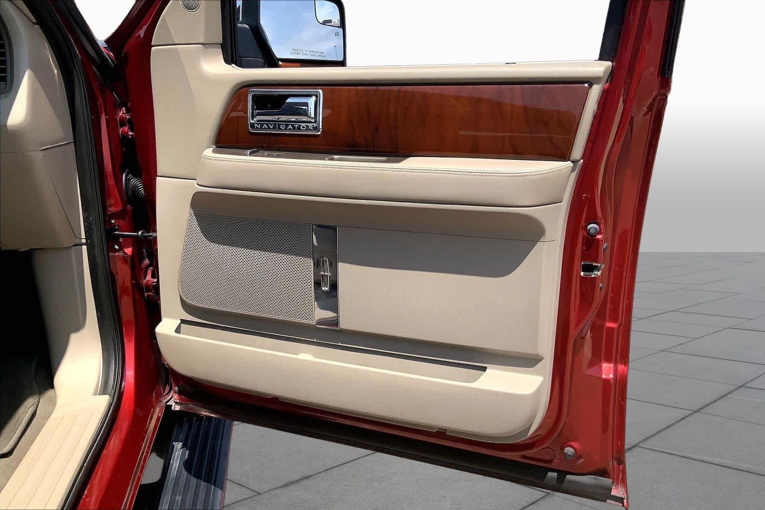 Used 2013 Ruby Red Metallic Tinted Clearcoat Lincoln  image 22