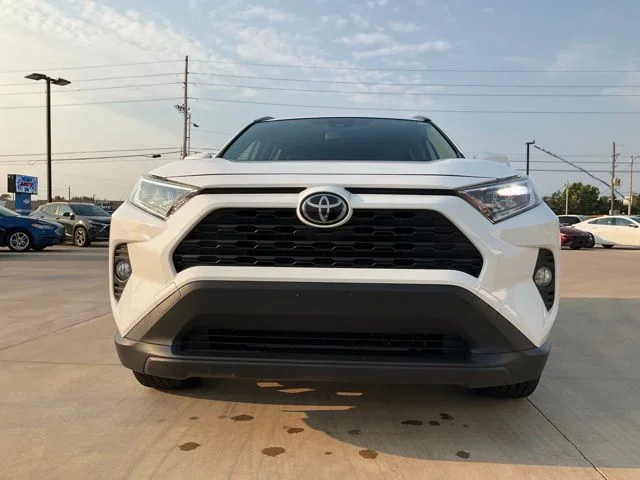 Used 2019 White Toyota XLE Premium image 28