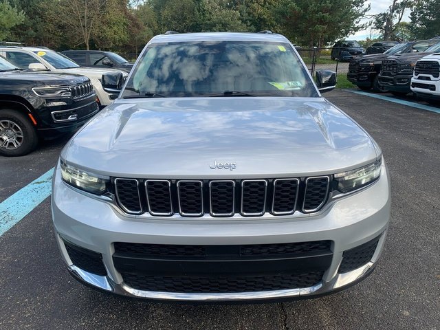 Used 2023 Silver Jeep Limited image 9