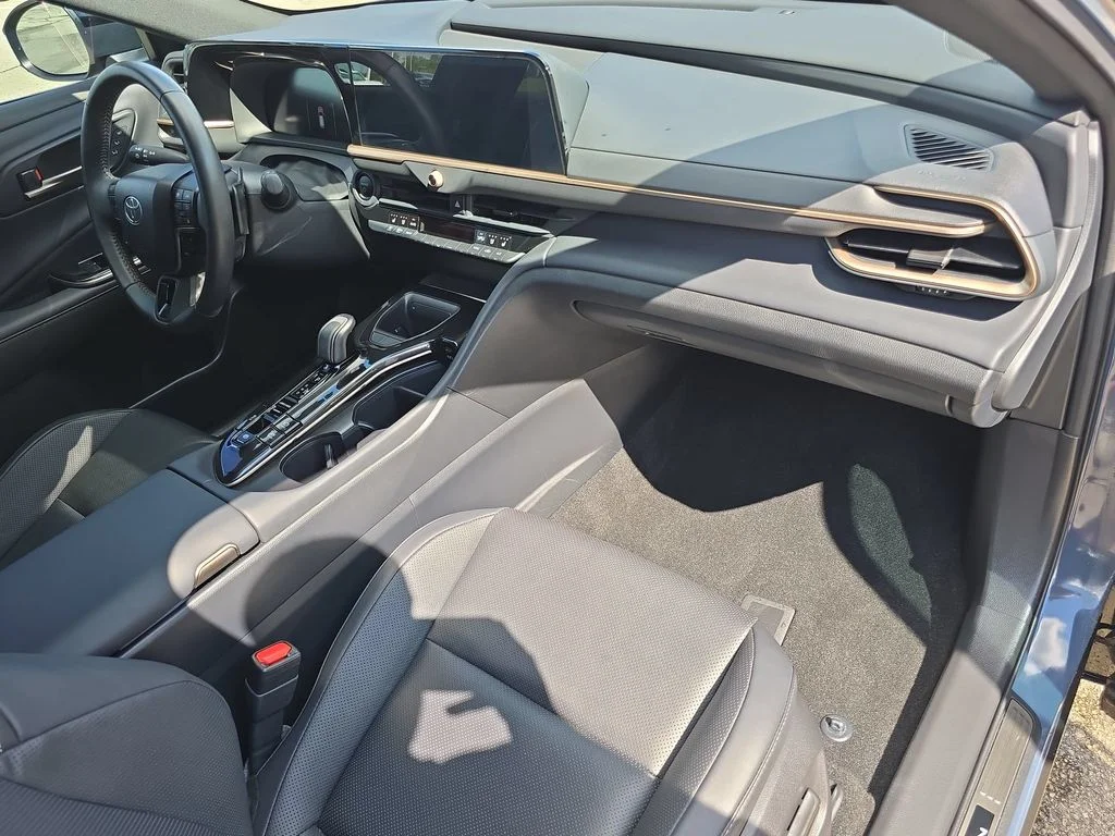 Used 2025 White Toyota XLE image 39