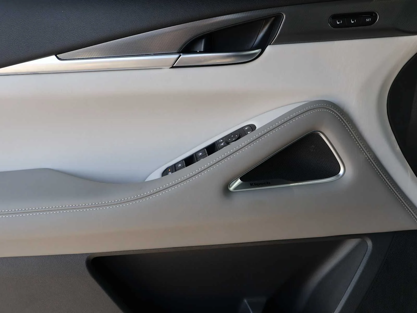 New 2027 RADIANT WHITE INFINITI Luxe FWD image 17
