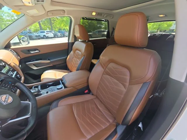 Used 2023 White Nissan Platinum image 11