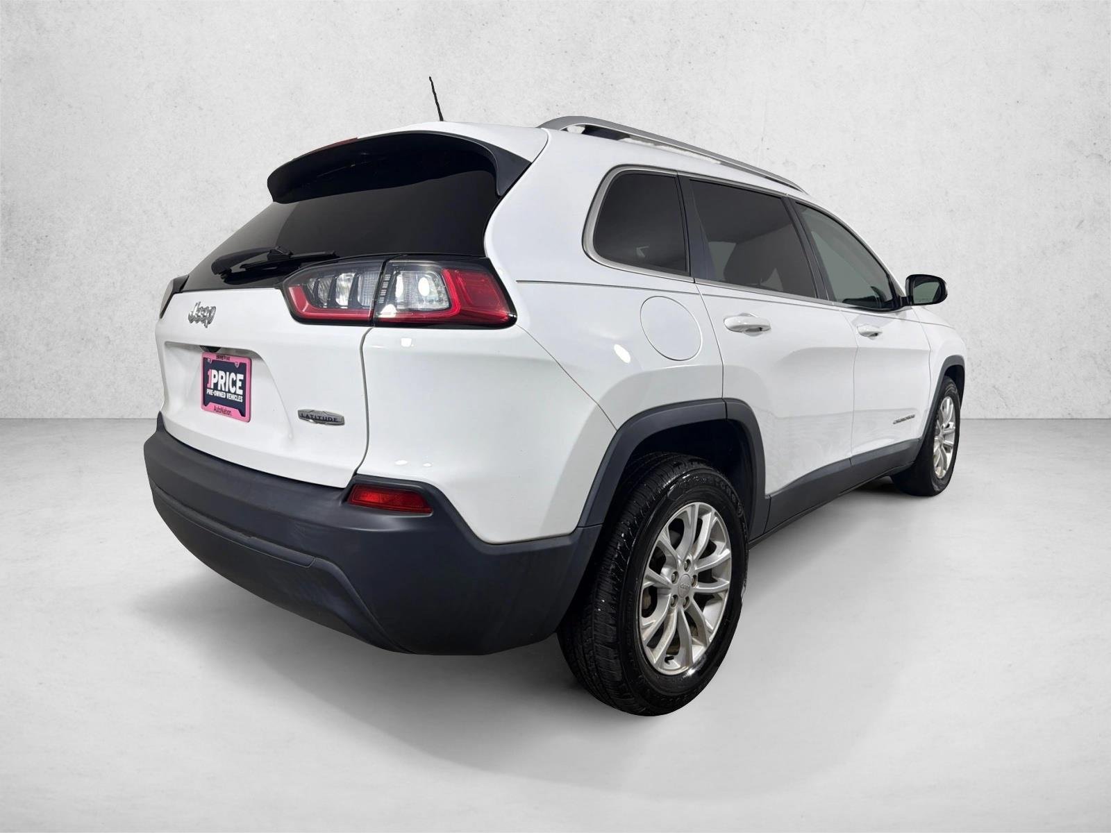 Used 2019 Bright White Clearcoat Jeep Latitude image 3