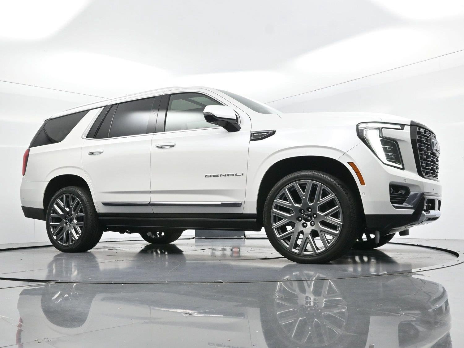 Used 2025 White Frost Tricoat GMC Denali Ultimate image 46