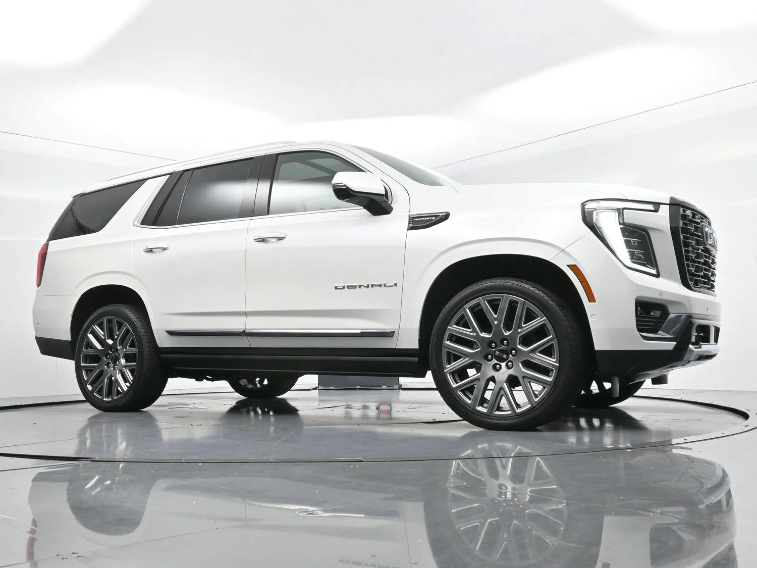 Used 2025 White Frost Tricoat GMC Denali Ultimate image 46