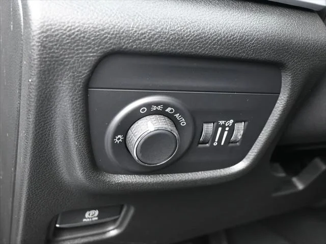 New 2026 Diamond Black Crystal Pearl-Coat Exterior Paint Jeep Laredo image 13
