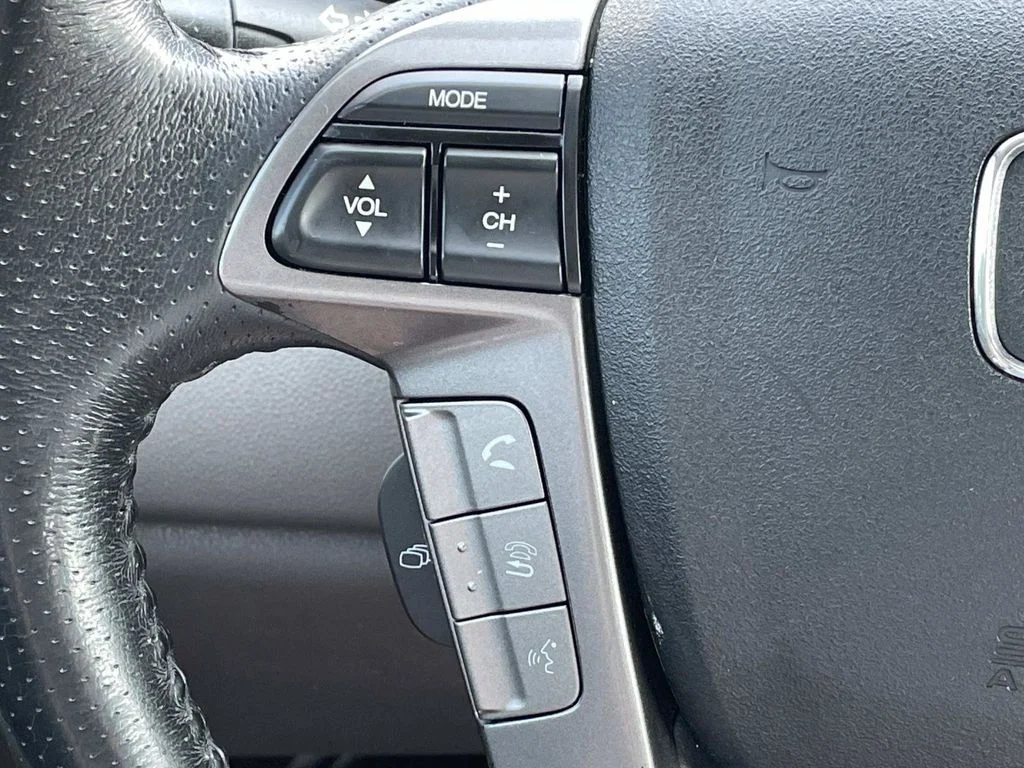 Used 2014 White Honda EX-L image 27