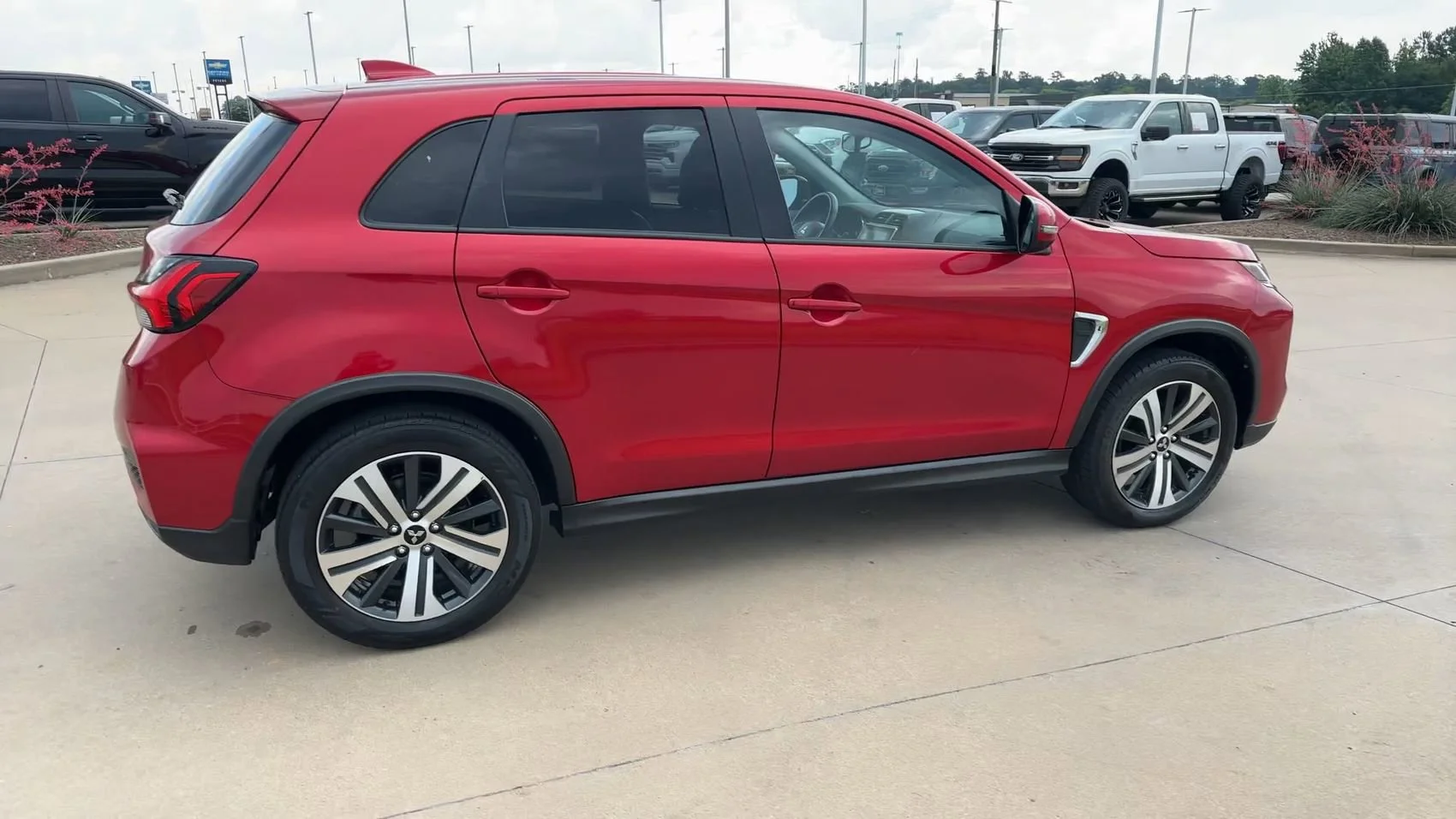 Used 2024 Red Mitsubishi 2.0 SE image 9