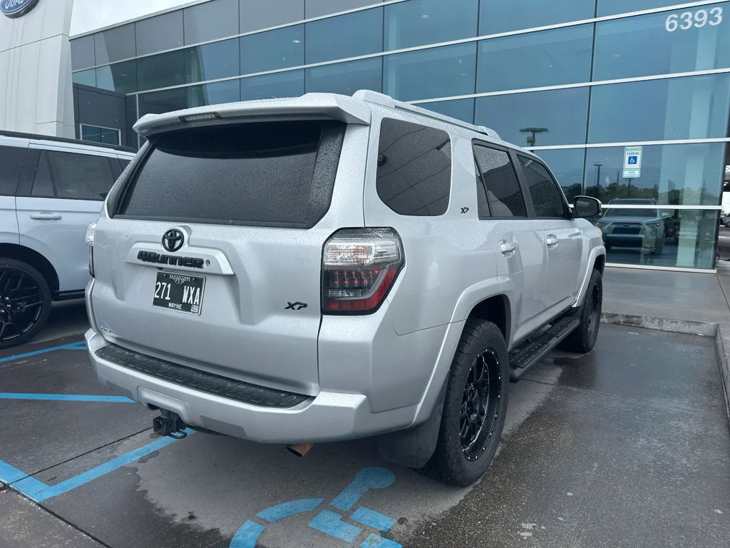 Used 2018 Classic Silver Metallic Toyota SR5 image 3