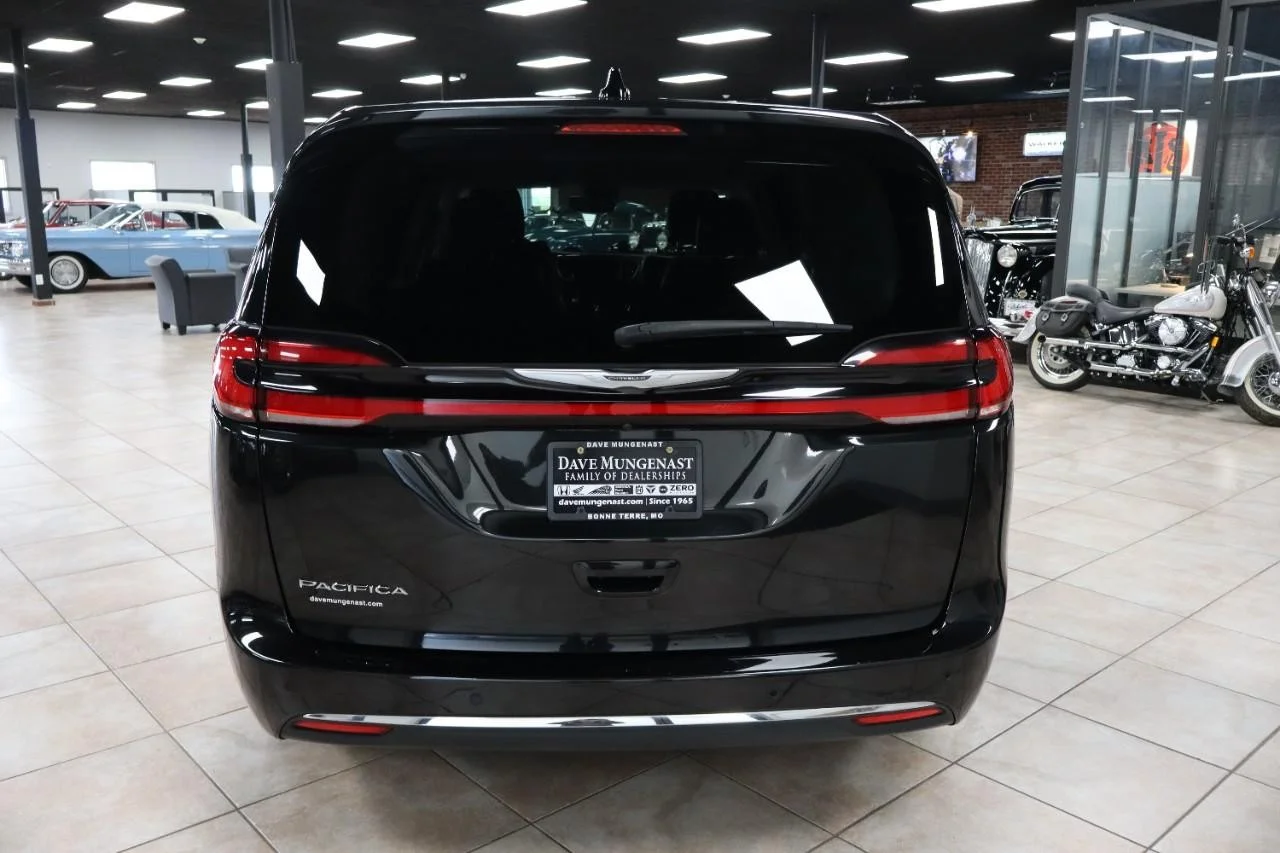 Used 2023 Brilliant Black Crystal Pearl Coat Chrysler Touring L image 5