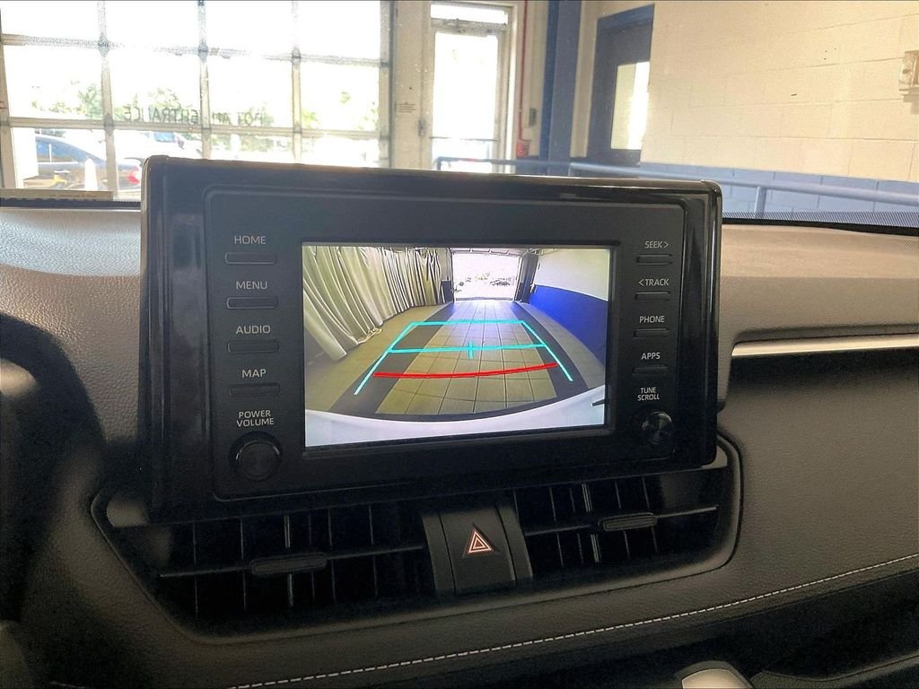 Used 2019 White Toyota LE image 18