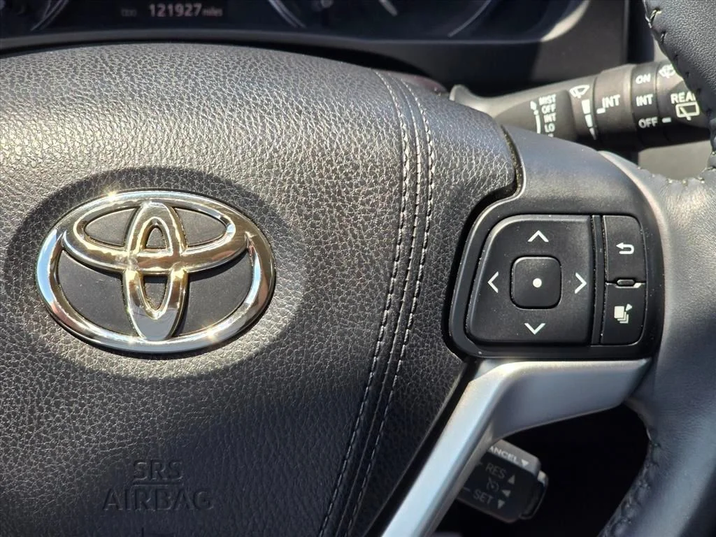 Used 2016  Toyota XLE V6 image 18