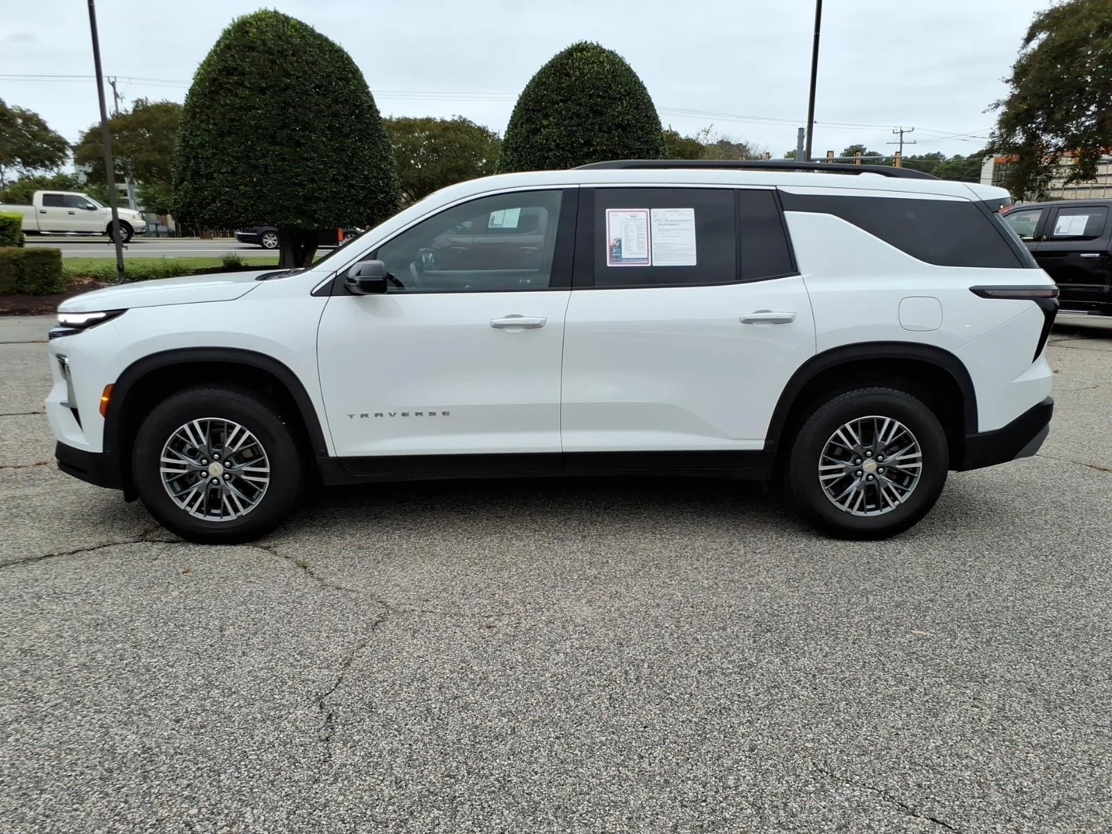 Used 2025 Summit White Chevrolet AWD LT image 3