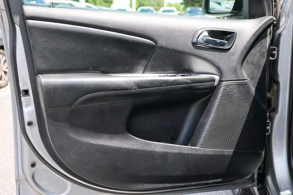 Used 2018 Silver Dodge SE image 4