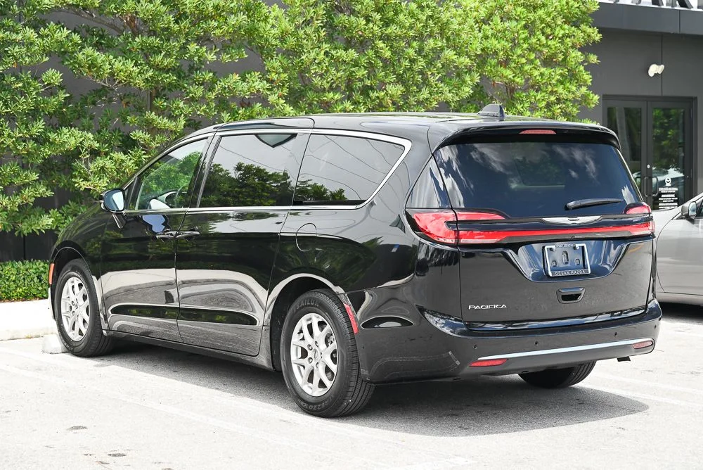 Used 2024 Black Chrysler Touring L image 6