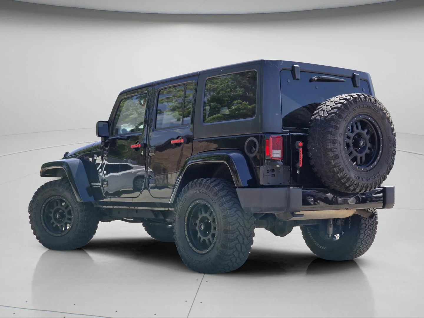 Used 2018 Black Clearcoat Jeep Sahara image 14