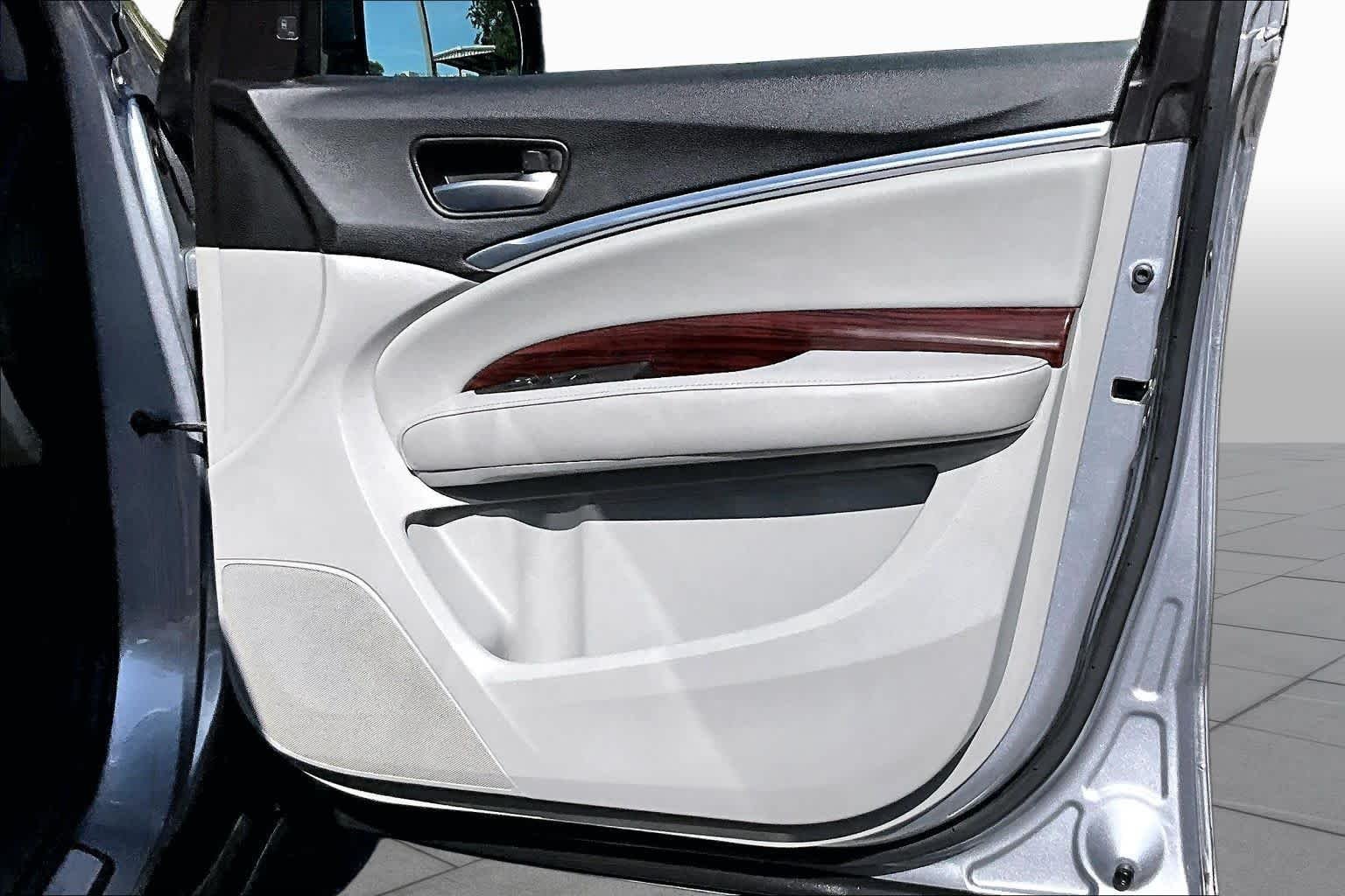 Used 2016 Lunar Silver Metallic Acura w/Advance image 27