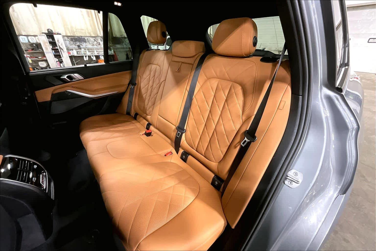 Used 2025 Skyscraper Grey Metallic BMW M60i image 37