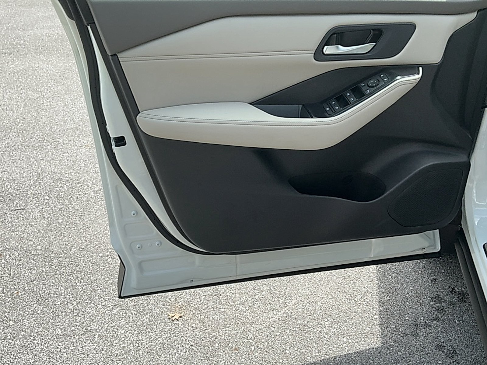 New 2026 Everest White Pearl Tricoat Nissan Dark Armor image 6