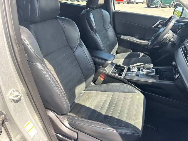 Used 2022 Silver Mitsubishi SE image 17