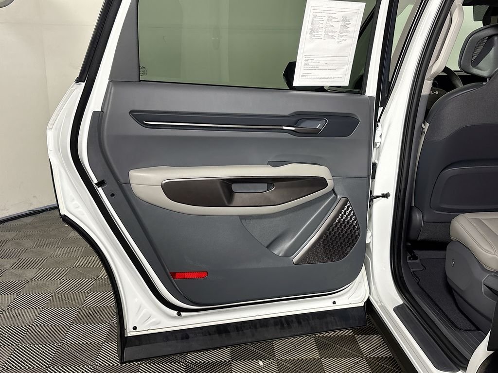 Used 2024 White Kia Wind image 20