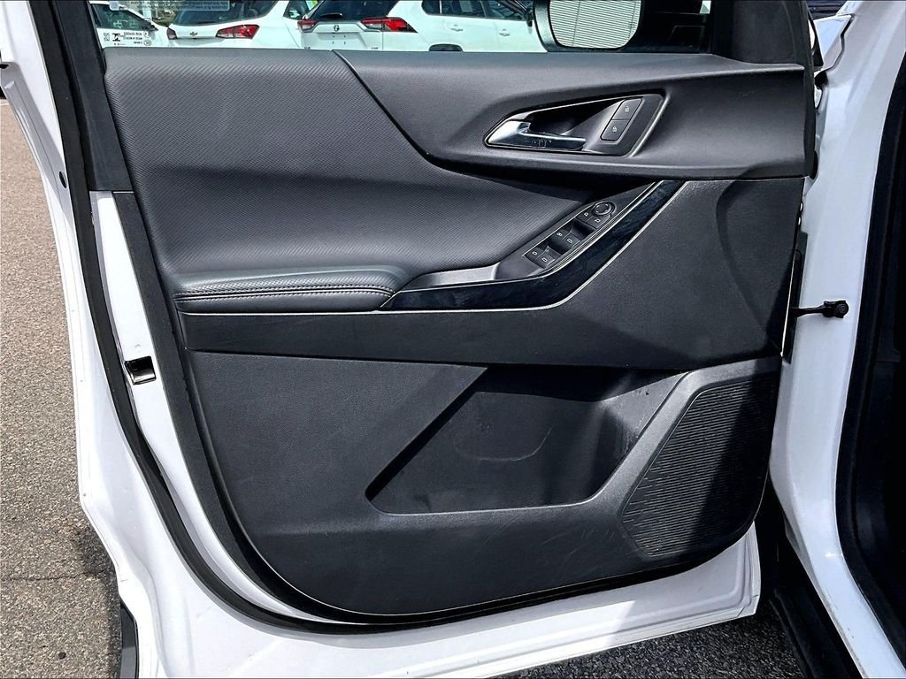Used 2025 White Chevrolet LT image 9