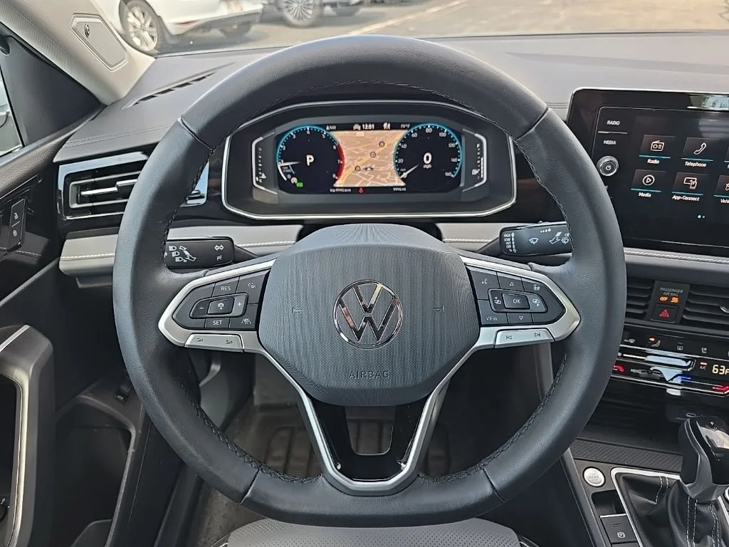 2025 Volkswagen Jetta SEL - Photo 13