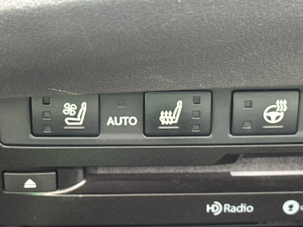 Used 2022 White Lexus 300h image 31