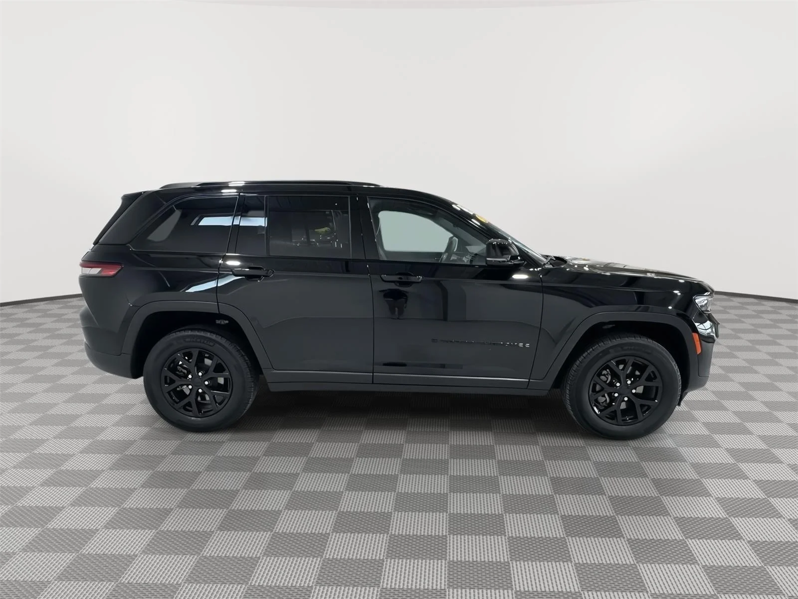 Used 2025 Diamond Black Crystal Pearlcoat Jeep Altitude image 6