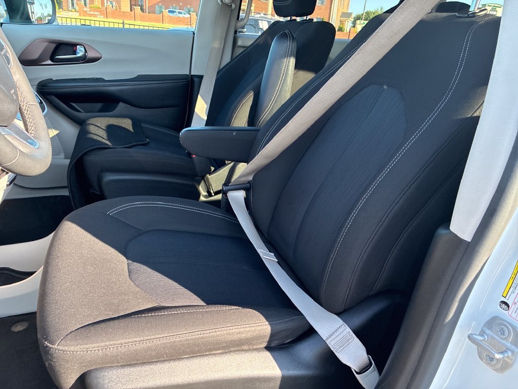Used 2022 White Chrysler LX image 10