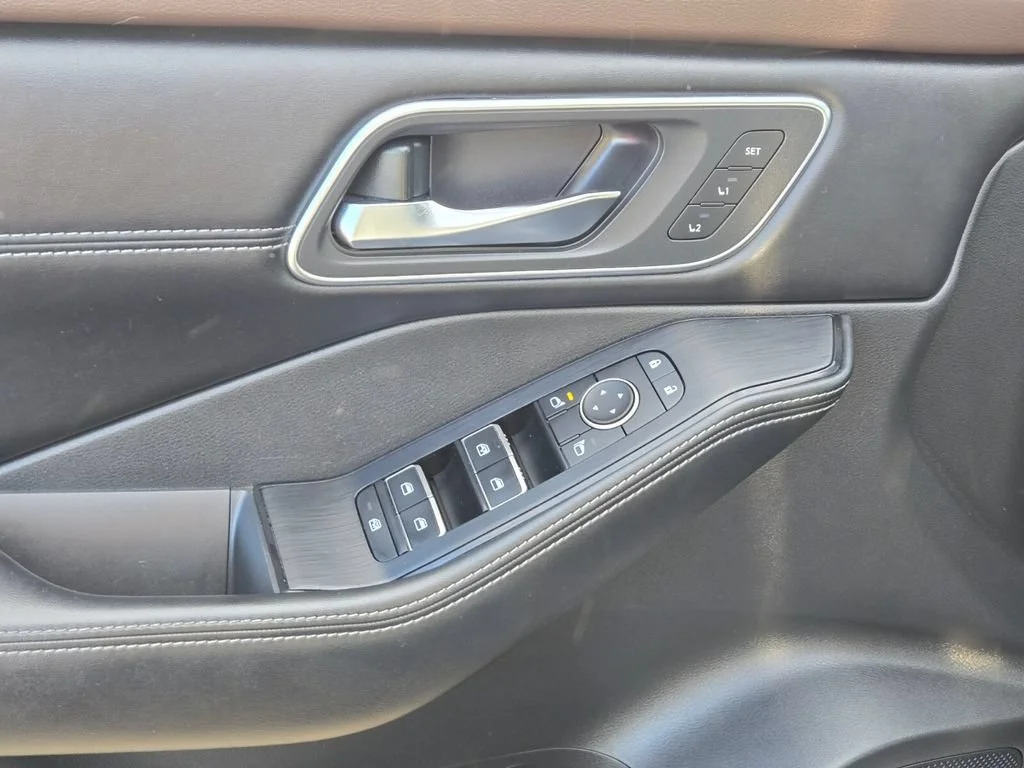 Used 2021 Boulder Gray Pear Nissan Platinum image 17