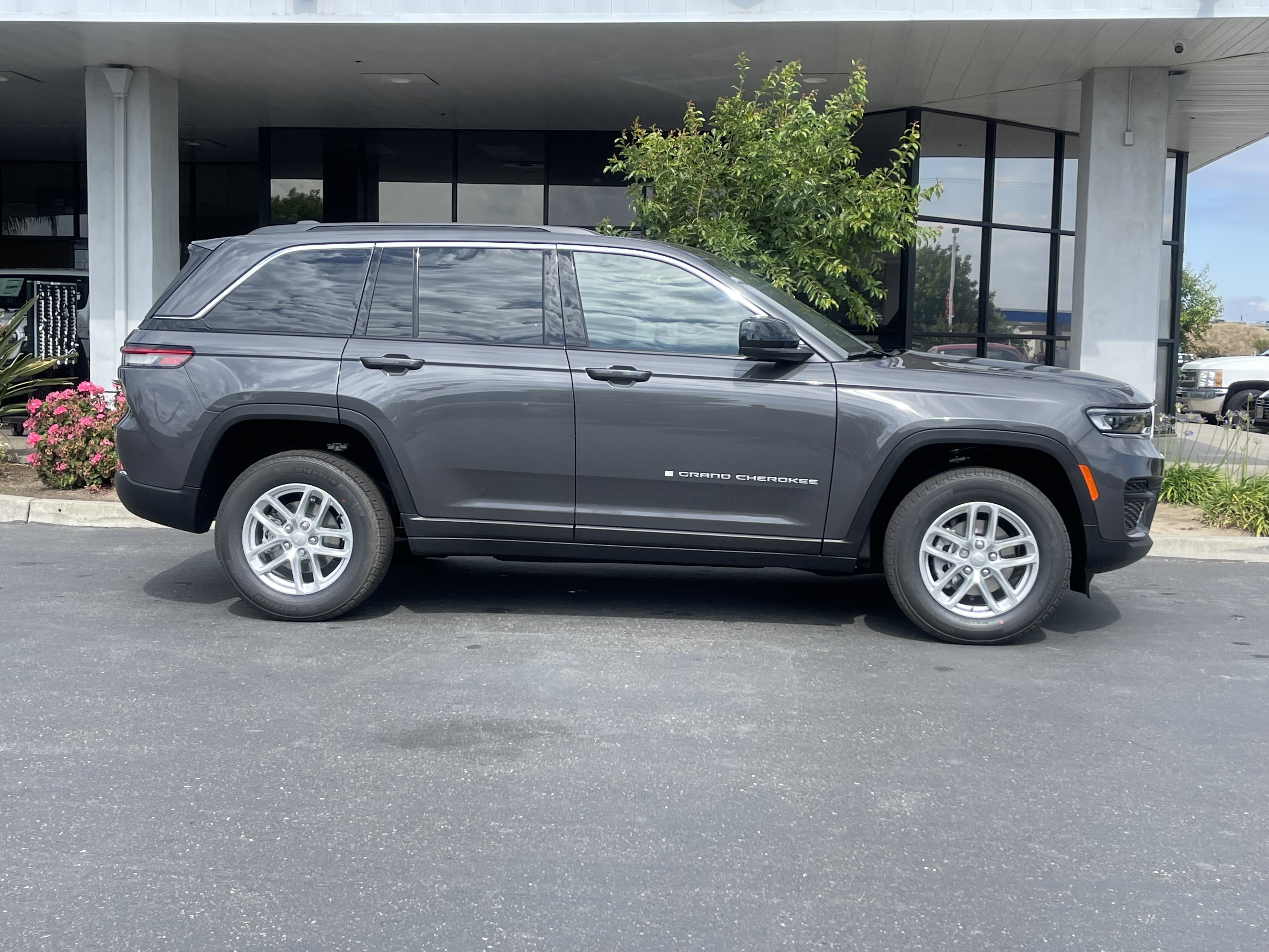 New 2026 Baltic Gray Metallic Clear-Coat Exterior Paint Jeep Laredo image 4