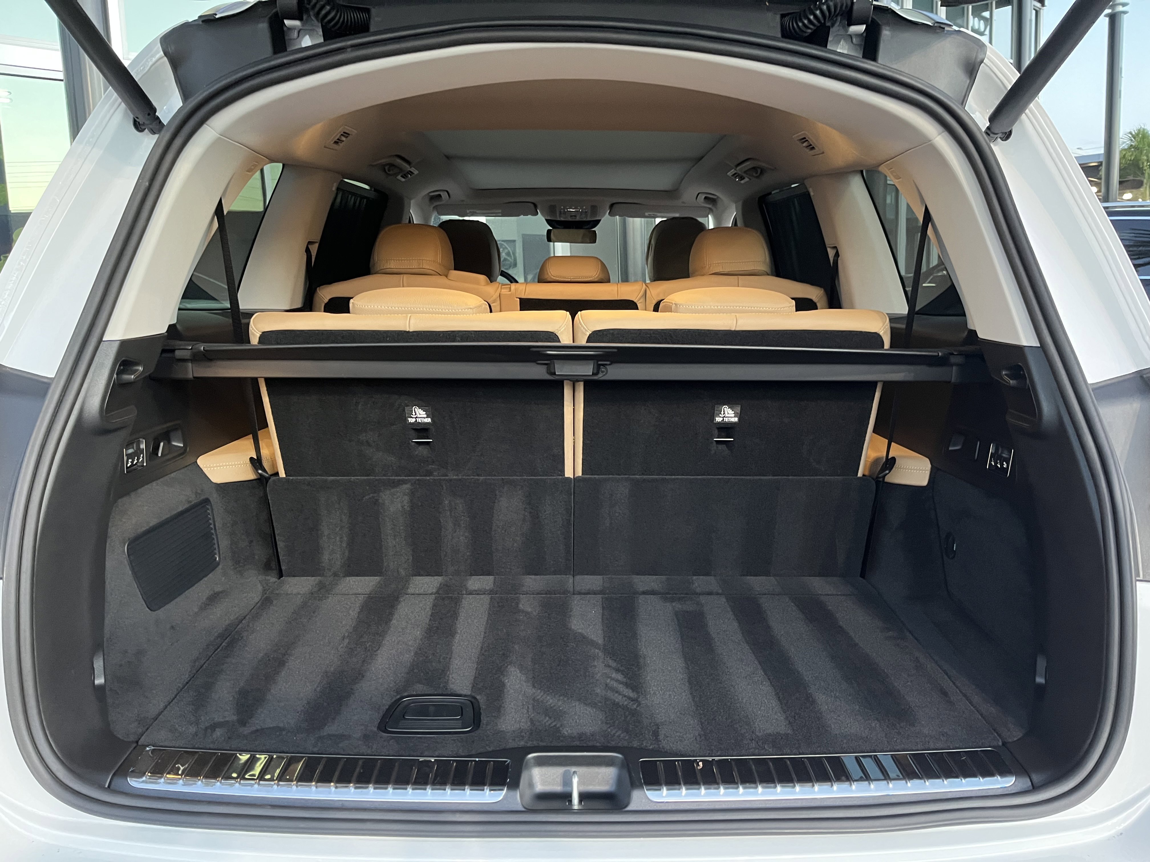 New 2026 MANUFAKTUR Moonlight White Metallic Mercedes-Benz GLS 450 image 22