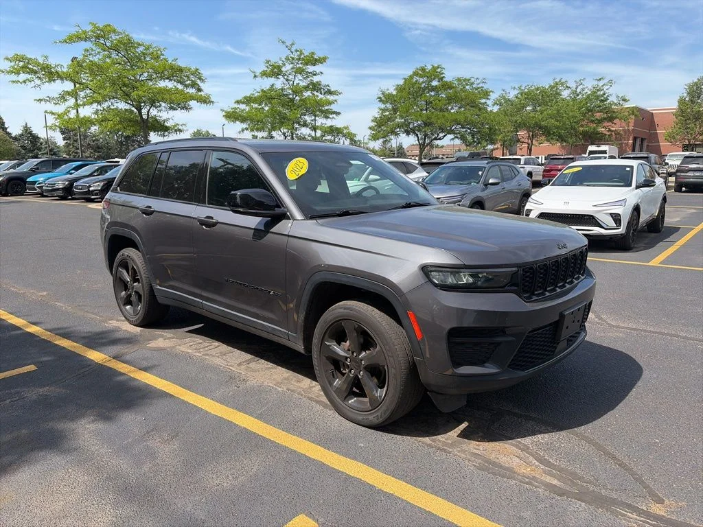 Used 2023 Gray Jeep Altitude X image 3