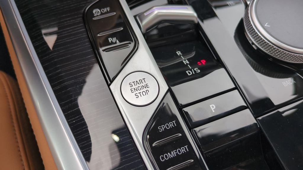 New 2026 Dravit Grey Metallic BMW xDrive40i image 25
