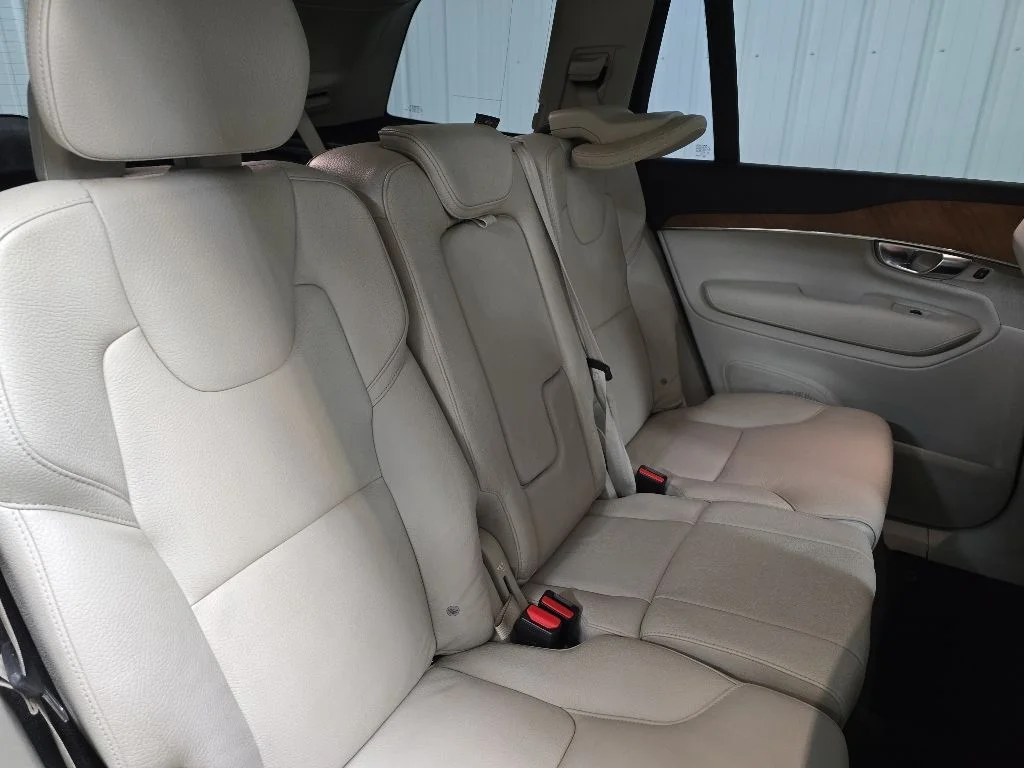 Used 2021 Black Volvo T6 Momentum image 17