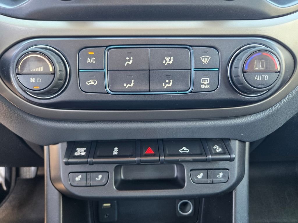 Used 2016 Blue Chevrolet Z71 image 15