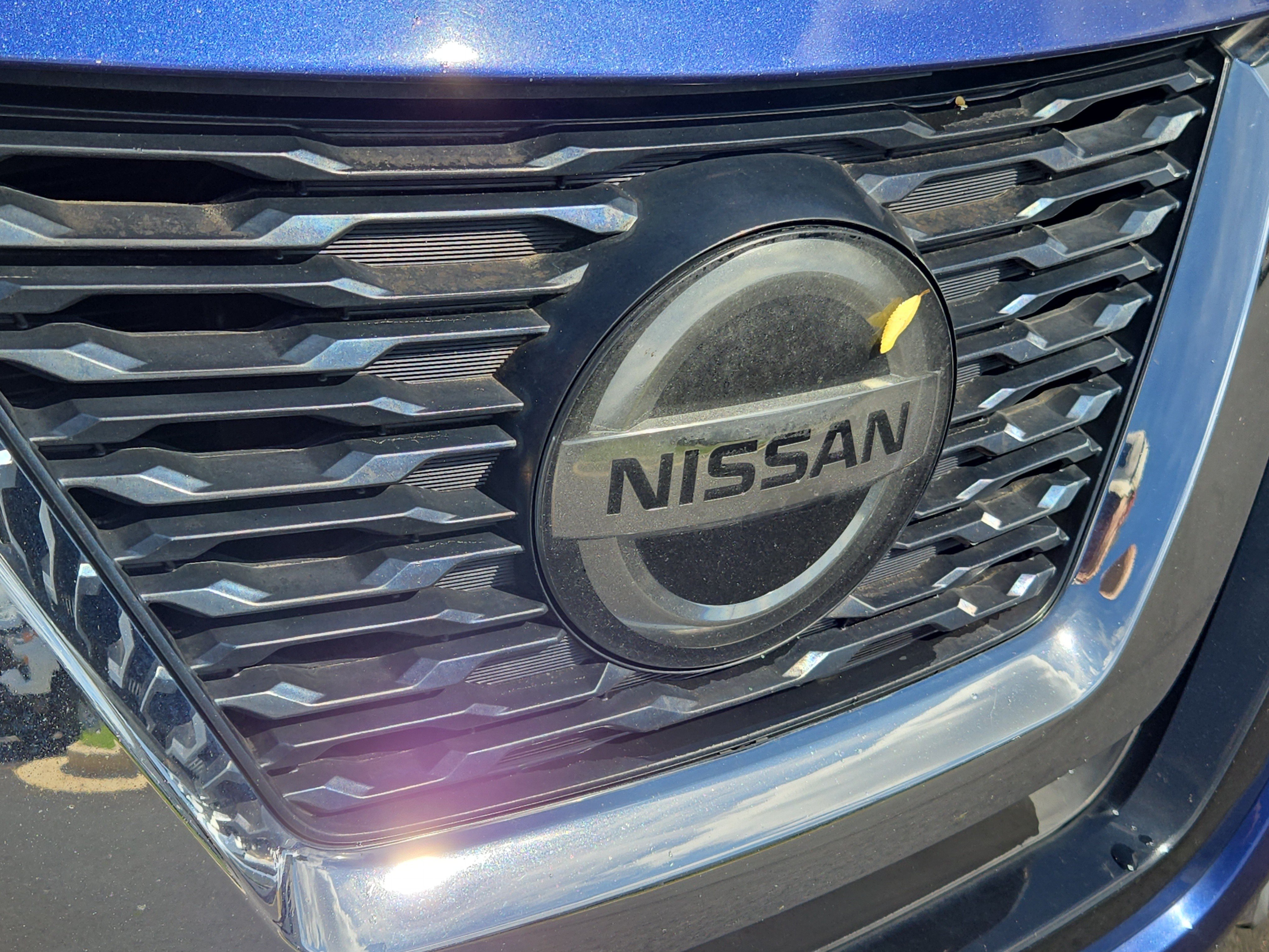 Used 2018 Blue Nissan SV image 7