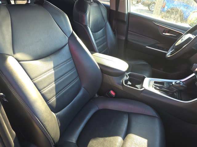 Used 2020 White Toyota XLE Premium image 14