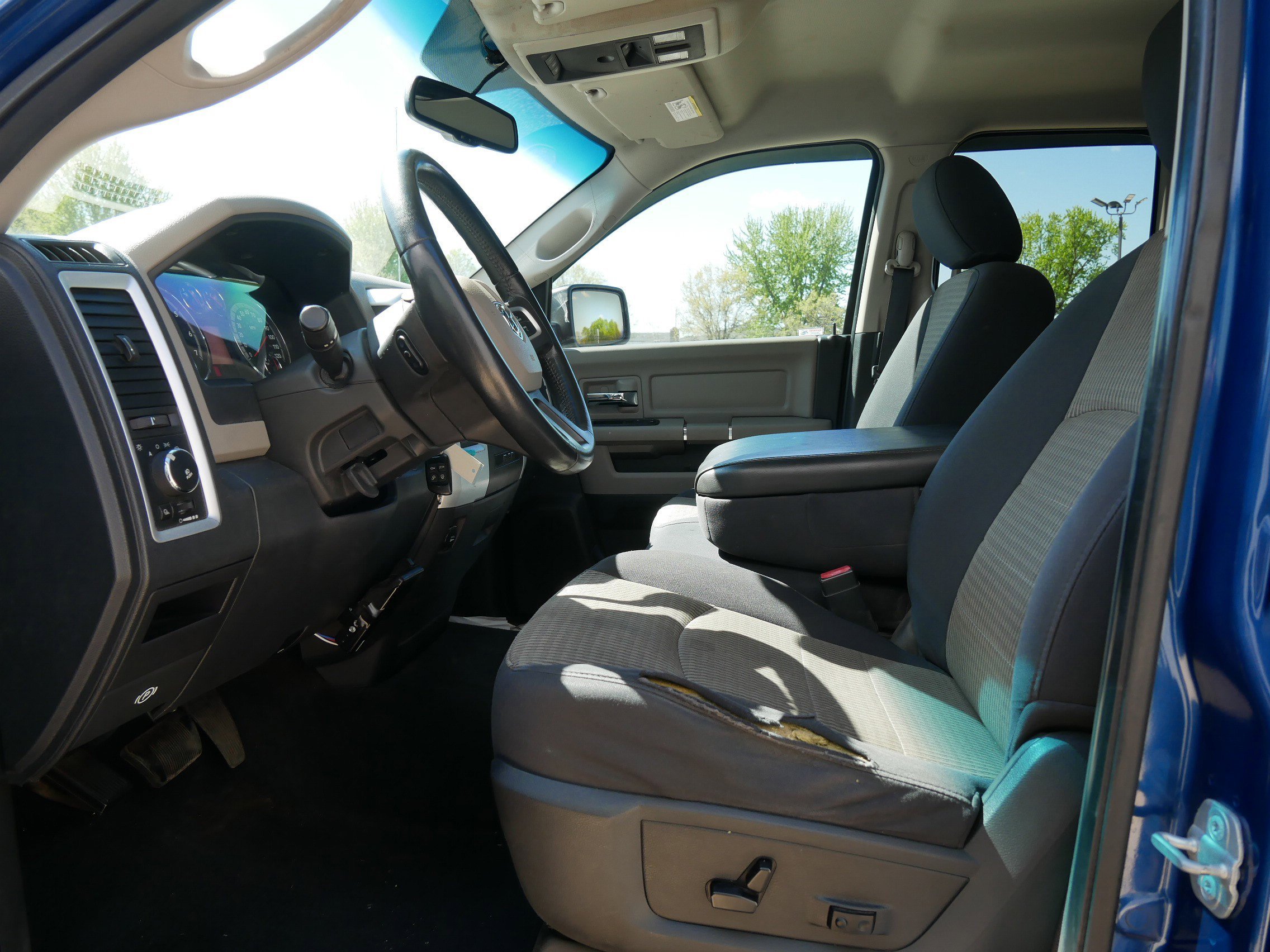 Used 2010 Deep Water Blue Pearl Dodge SLT image 10