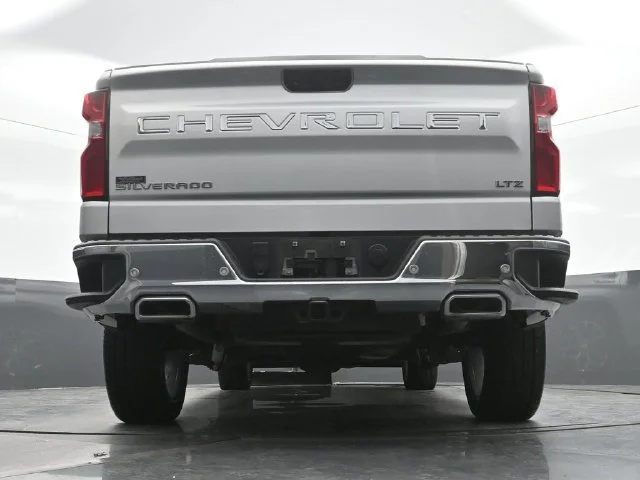 Used 2022 SILVER ICE METALLIC Chevrolet LTZ image 18